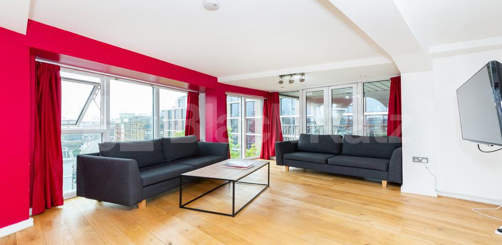			3 Bedroom, 2 bath, 1 reception Apartment			 Farringdon Road EC1R, CLARKENWELL / FARRINGDON